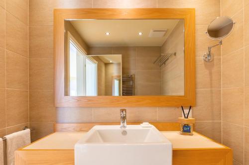 Penthouse Suite with Lake View image 9