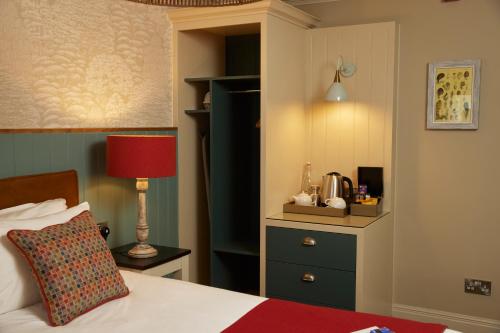Feathers Inn by Greene King Inns - image 2