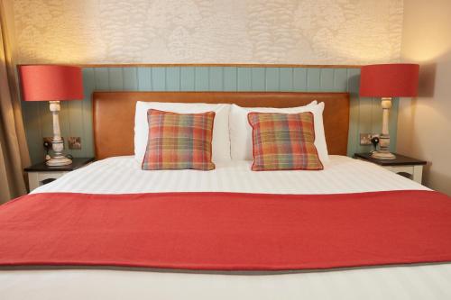 Feathers Inn by Greene King Inns - image 3