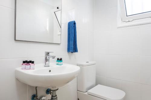 Deluxe 2 Bedroom Apartment with Balcony image 10