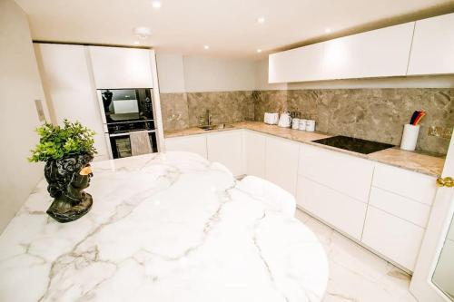 Picture of Spacious 2 Bed City Centre Apartment With Parking