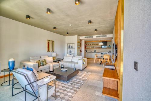 Three-Bedroom Apartment with Harbour View