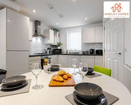 Modern Townhouse - Free Gated Parking - City Centre - 5 ! By Hinkley Homes Short Lets & Serviced Accommodation, Liverpool (photo 6)