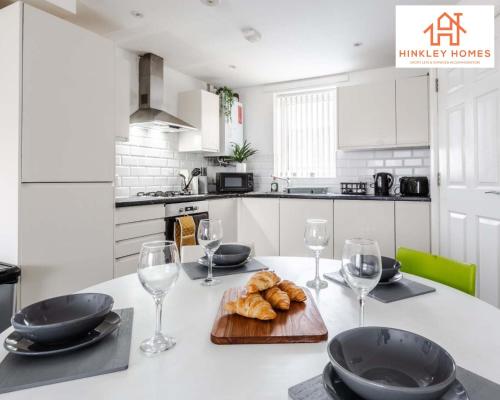 Modern Townhouse - Free Gated Parking - City Centre - 5 ! By Hinkley Homes Short Lets & Serviced Accommodation, Liverpool (photo 4)