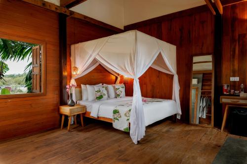 Guestroom, Dontrei Villa Angkor in Sla Kram