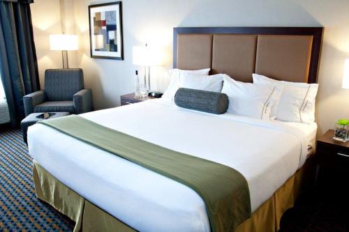 Standard King Room with Mobility Accessible Tub