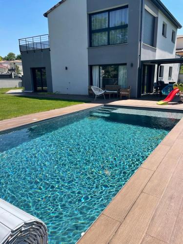 Villa de 4 chambres avec piscine privee jardin clos et wifi a Deyme