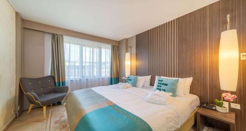 King Suite with Living Room - Non-Smoking