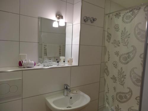Twin Room image 10
