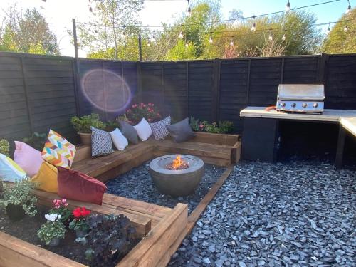 B&B Ringwood - Tipsy Cottage & Games Cabin with fire-pit and BBQ - Bed and Breakfast Ringwood