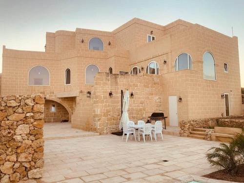 Farmhouse Villa in Gozo with large pool & garden - Location, gîte - Birbuba