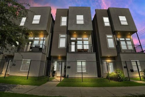 Downtown Houston - 6 Beds - Free Wi-Fi - Free Parking - Sleeps 15