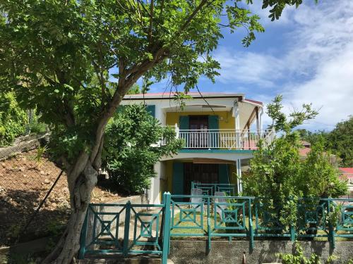 Case a Lili, joli haut de villa face a la mer dans le bourg. in Terre-de-Haut