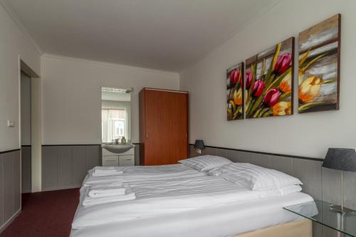 2 twin beds