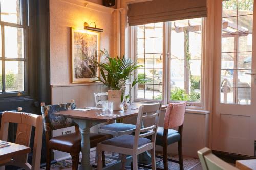 Feathers Inn by Greene King Inns - image 4