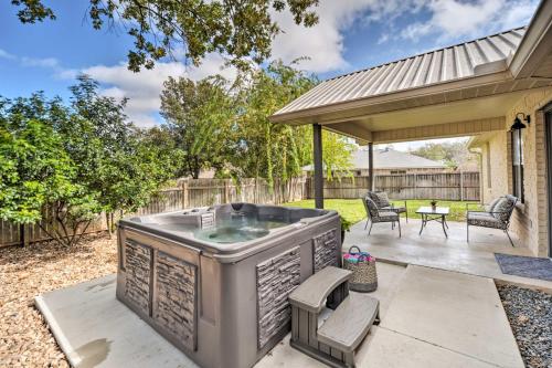 Fredericksburg Home with Hot Tub - 1 Mi to Dtwn in Fredericksburg, USA