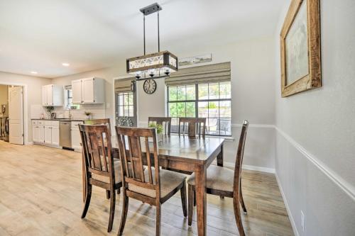 Fredericksburg Home with Hot Tub - 1 Mi to Dtwn in Fredericksburg, USA