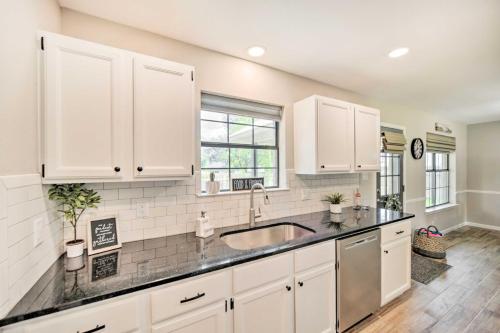 Fredericksburg Home with Hot Tub - 1 Mi to Dtwn in Fredericksburg, USA