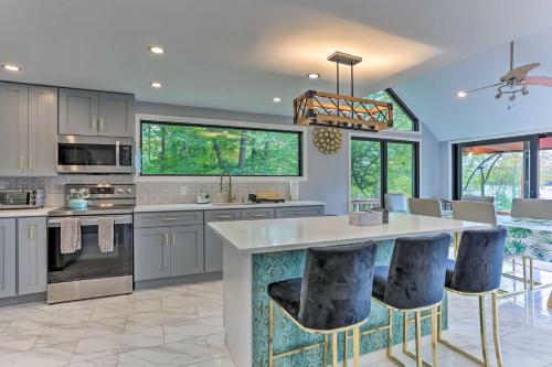 Lakefront Catskills Getaway with Private Deck! in Forestburgh, USA