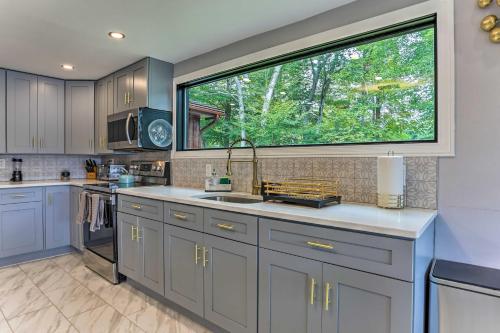 Lakefront Catskills Getaway with Private Deck! in Forestburgh, USA