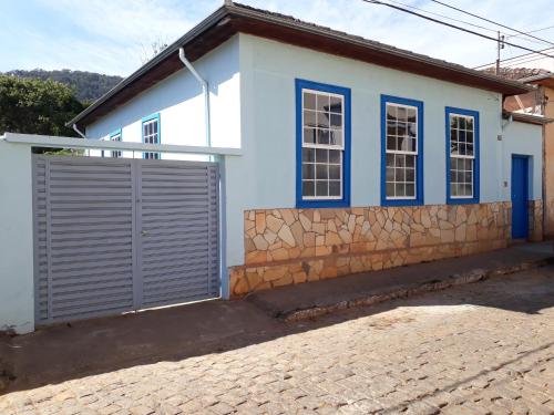 Casa estilo colonial, no Centro de Aiuruoca-MG.