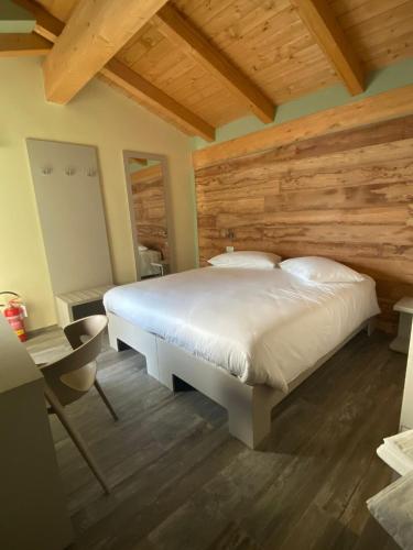Deluxe Double or Twin Room with Mountain View