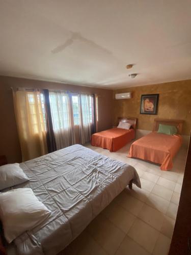 1 queen bed, 2 twin beds