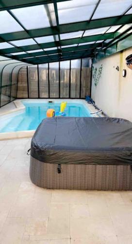 Maison de vacances avec piscine chauffee et spa in Chalmaison