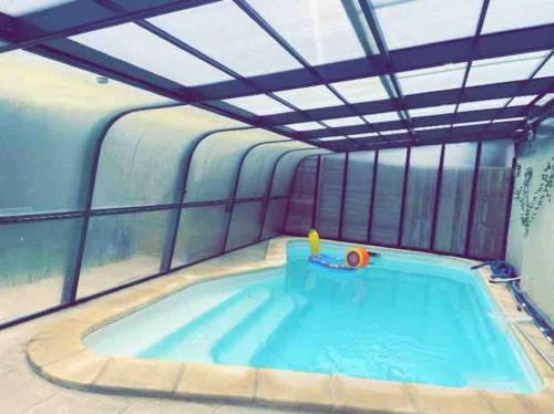 Maison de vacances avec piscine chauffee et spa in Chalmaison