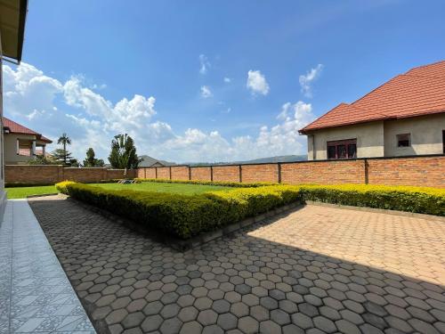 Captivating 7-Bed House in Kigali Rwanda photo 2