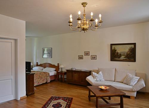1 queen bed, 1 twin bed