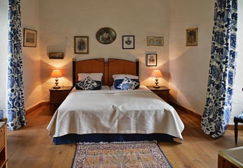 1 queen bed, 2 sofa beds