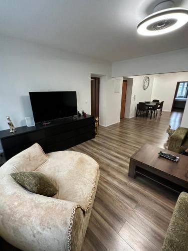 Spacious 3-Bedroom Apartment in the Historic Old Town Parking