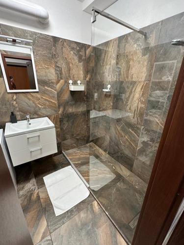 Spacious 3-Bedroom Apartment in the Historic Old Town Parking, Bratislava (photo 9)