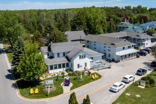 Hotelli välisilme, Julie's Park Cafe & Motel in Fish Creek (WI)