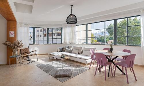 Renovated Historical Roof Top Apt by the Beach