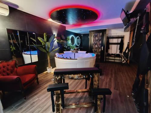 La loveroom bdsm de Nice  la chambre luxe des désirs , Nice (fotografie 6)