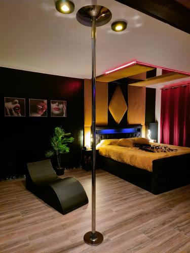 La loveroom bdsm de Nice " la chambre luxe des désirs "