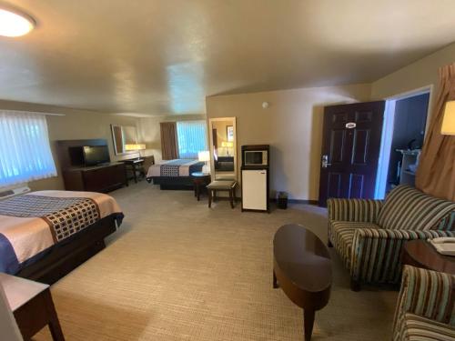 Vino Inn & Suites - image 4