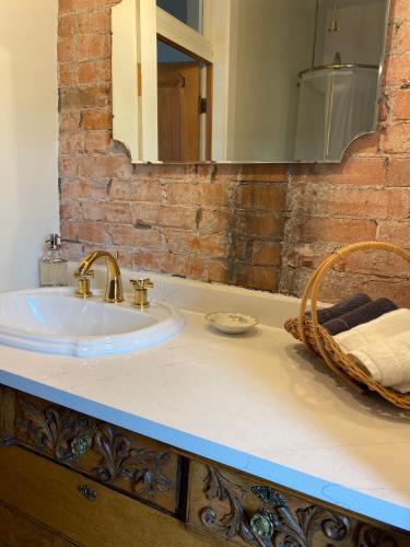 Gable House Bed and Breakfast Inn - 화장실