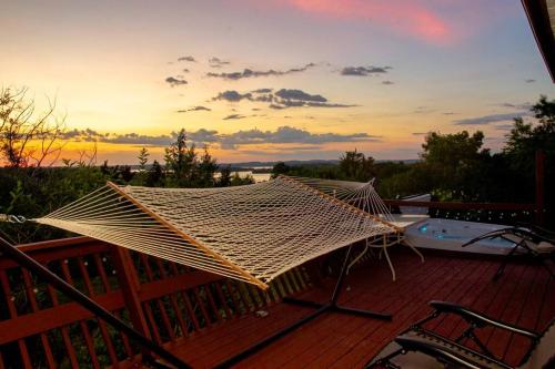 Cozy Sunset Cottage Overlooking Rice Lake