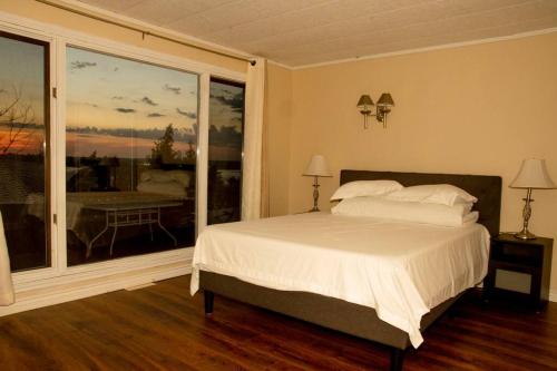 Cozy Sunset Cottage Overlooking Rice Lake in คีนนี่