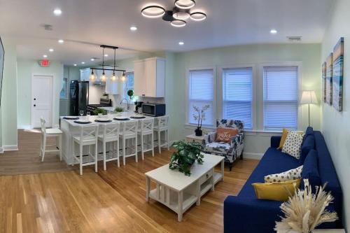 BRAND NEW MODERN 3BDS, 2 BATHS. SLEEP 9 PEOPLE. MINUTES AWAY FROM BOSTON.