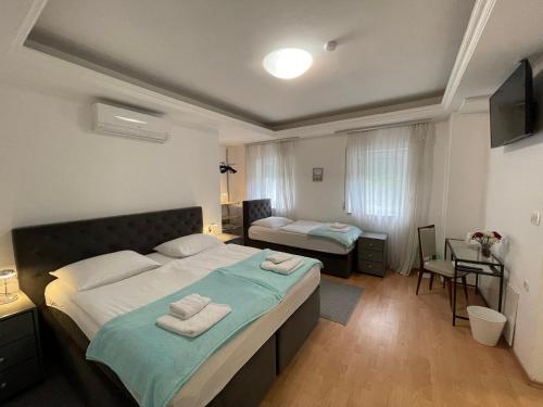 1 queen bed, 1 twin bed