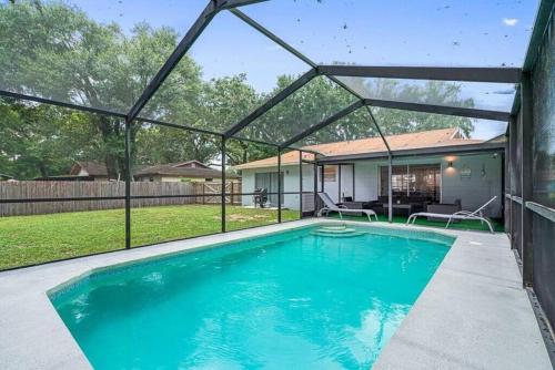 Stunning Heated Pool House Close to Tampa in Mango