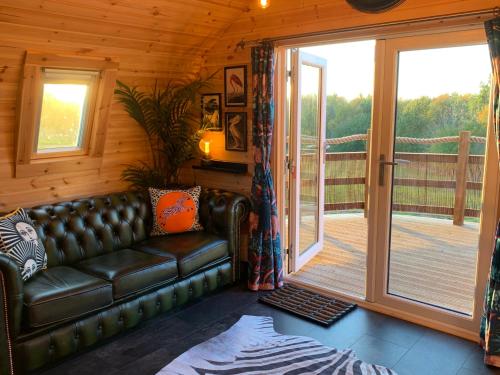 Fox’s Furrow Quirky Glamping Pod with Private Hot Tub