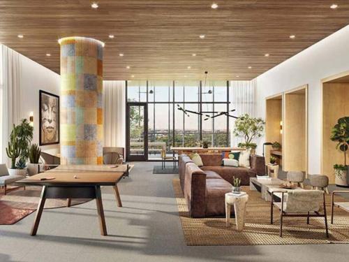Rainey St condo with rooftop pool, lake view & gym in Austin, USA