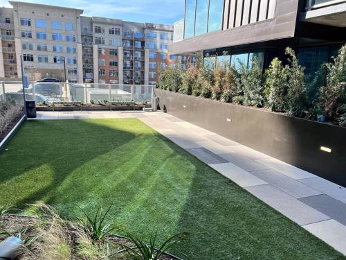 Rainey St condo with rooftop pool, lake view & gym in Austin, USA