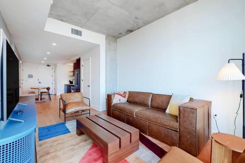 Rainey St condo with rooftop pool, lake view & gym in Austin, USA