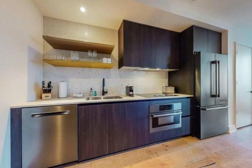 Rainey St condo with rooftop pool, lake view & gym in Austin, USA